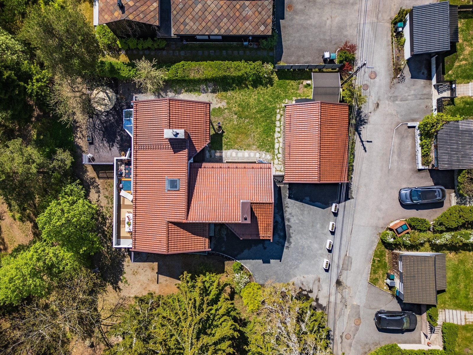 Boligen ligger innerst i blindvei og har en stor gårdsplass med plass til parkering. Det er også montert opp ladeboks for el-bil. Galleribilde