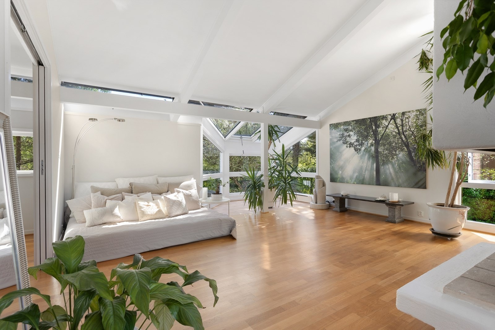 Vi starter med stuen som gir deg det beste inntrykket av hvor lys og luftig boligen fremkommer. Galleribilde