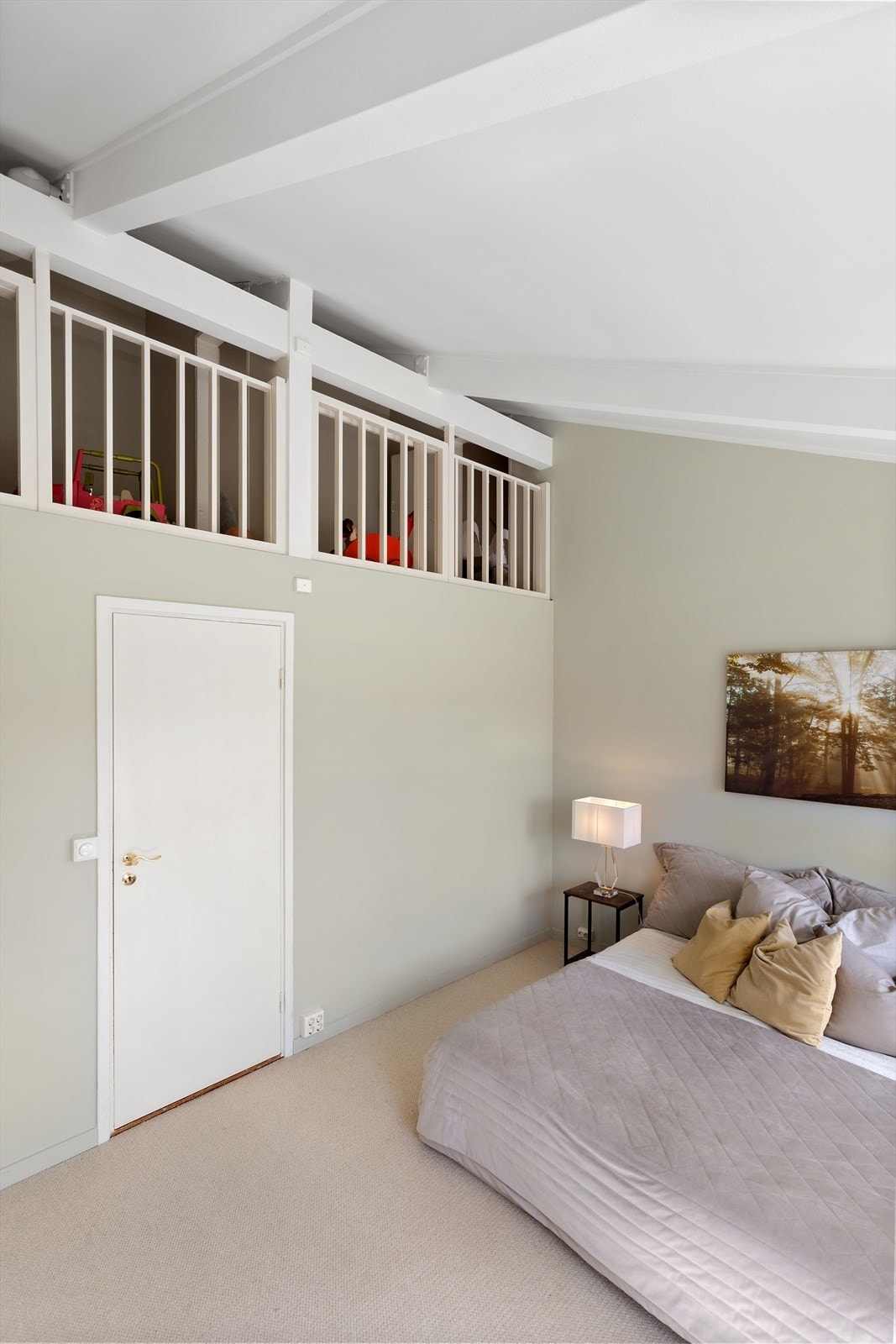 Fra soverommet har du også adkomst til hemsen som er et perfekt sted for de små å leke eller ekstra oppbevaring. Galleribilde