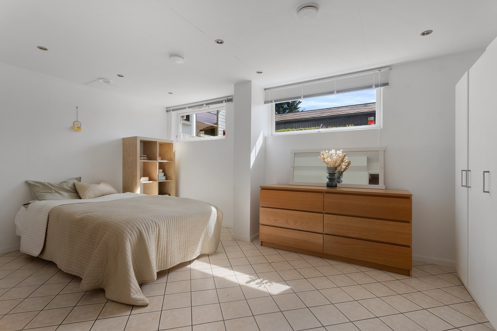 Soverom i underetasje. Det er downlights i alle rom i hybeldelen. Galleribilde