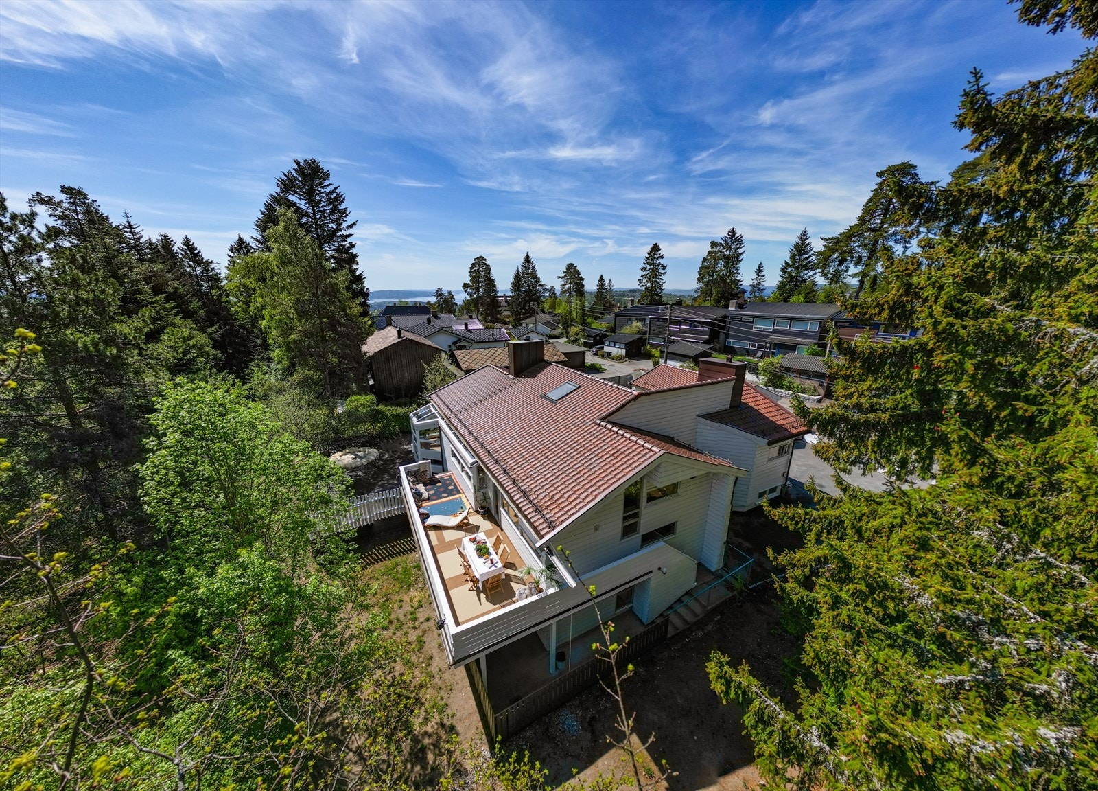 Det er 2 trapper til terrassen fra utsiden. Galleribilde