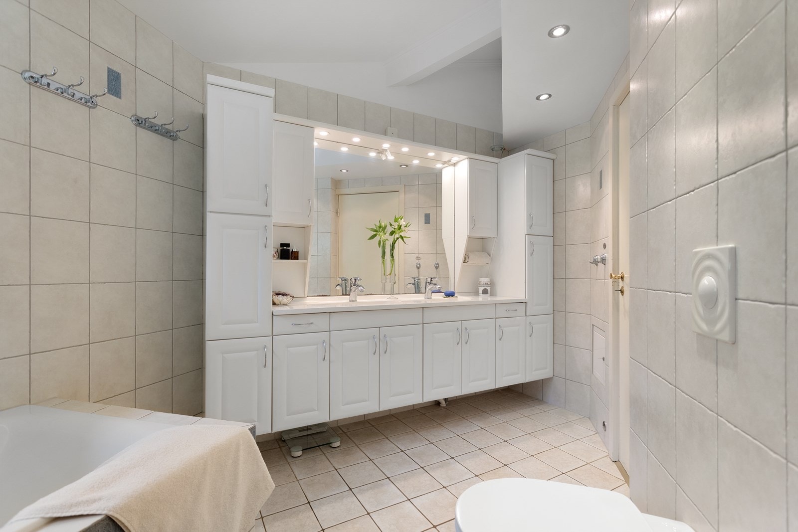 Dobbel servant og rikelig med skap. Galleribilde