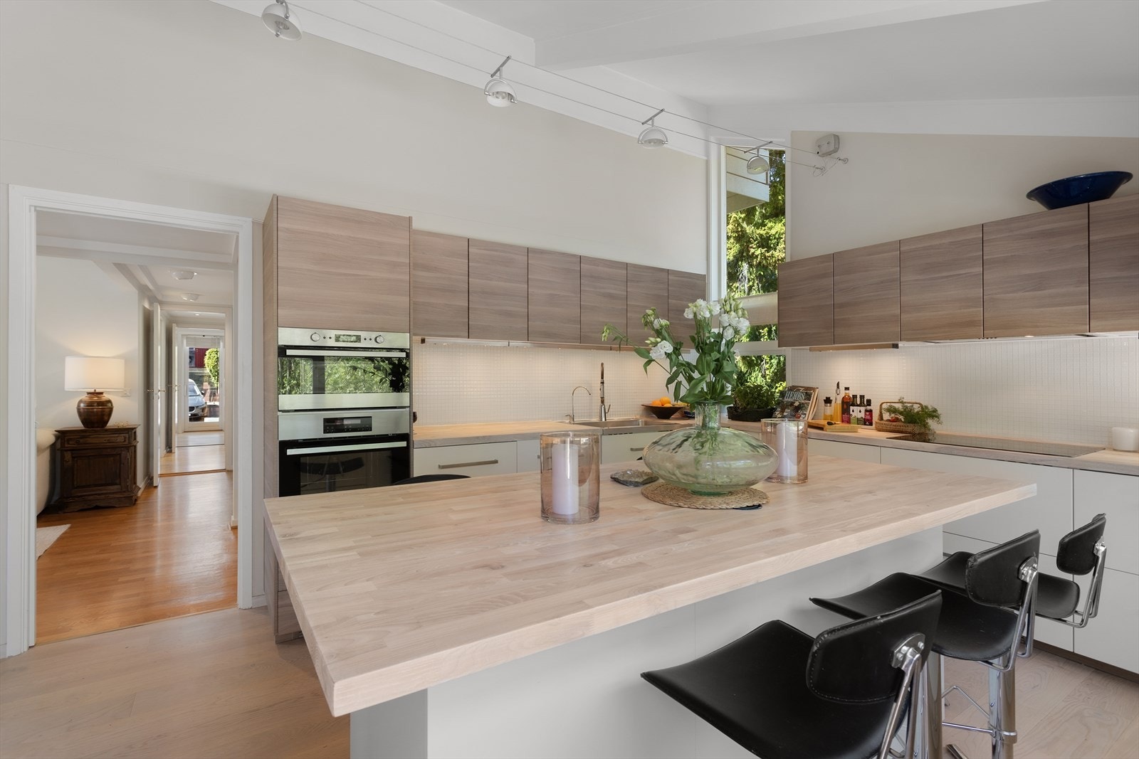 Særdeles romslig kjøkken med meget god oppbevaringsplass og benkeplass. Galleribilde