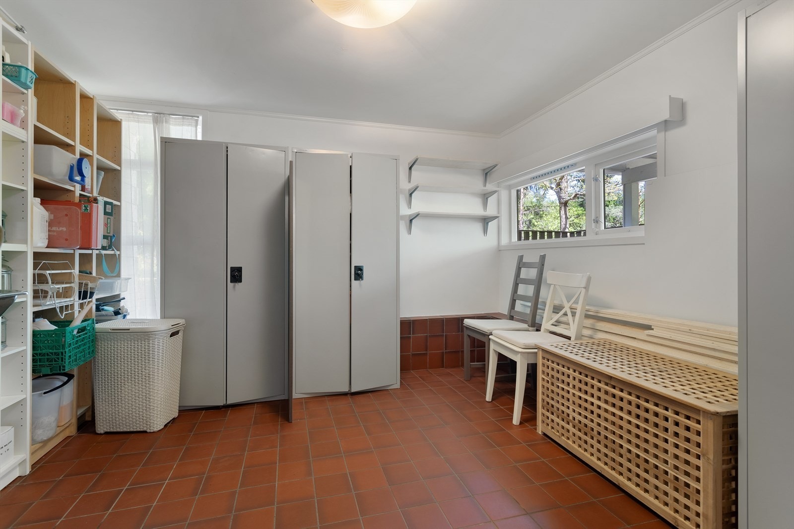 Stor garderobe/bod i underetasje. Galleribilde