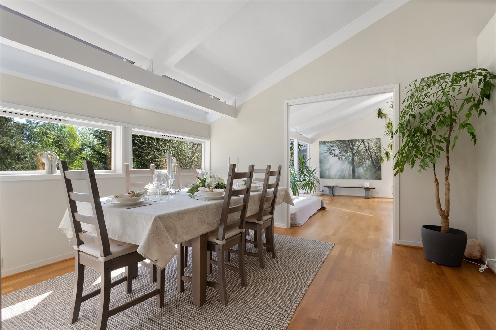 Vegg i vegg med stuen finner du spisestuen. Galleribilde