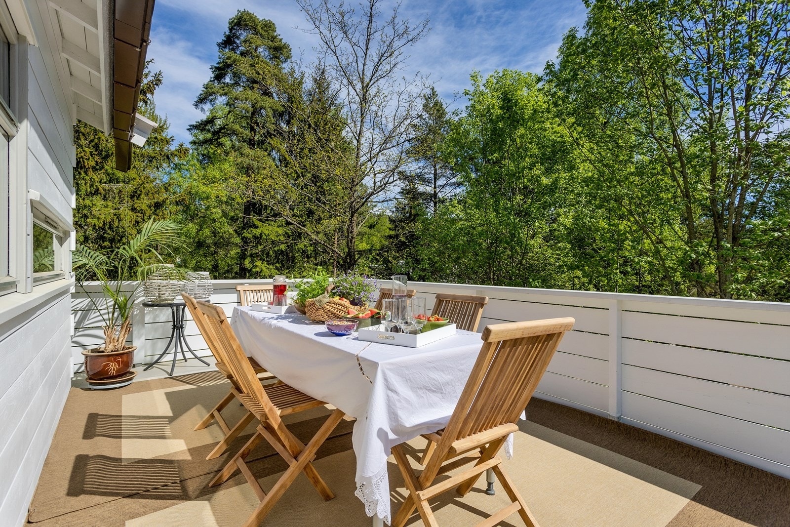 Du har flere uteplasser rundt hele boligen som gjør at du kan flytte deg rundt etter solen hele dagen. Galleribilde