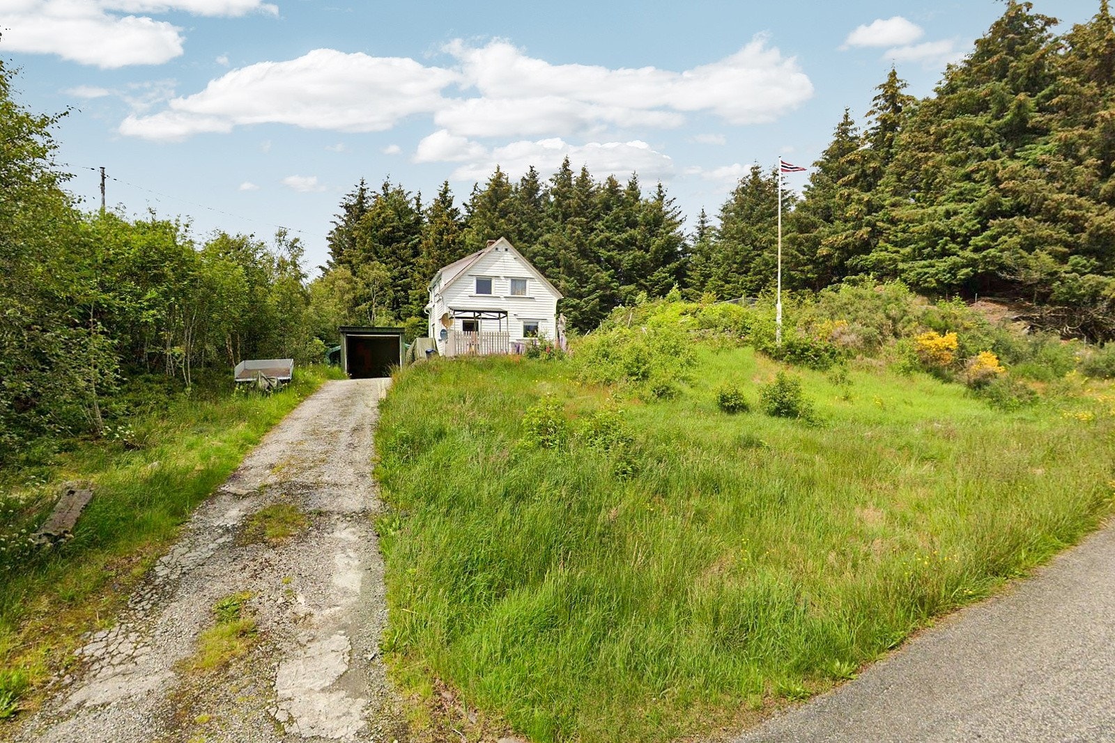 Leirvågsvegen 18 presenteres av EIE eiendomsmegling ved Geerthana Jega. Galleribilde