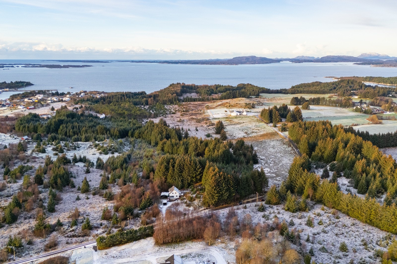 I tillegg til et hus, får du en herlig tomt som kan utvikles på! Galleribilde