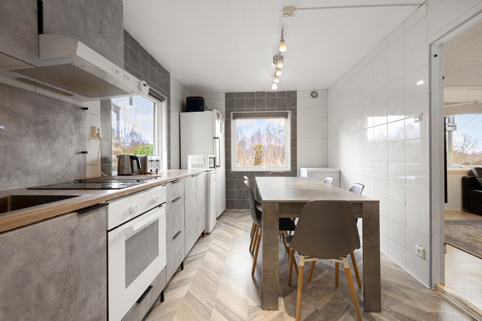 Kjøkkenet består av slette fronter og laminat benkeplate med nedfelt vask av stål. Galleribilde