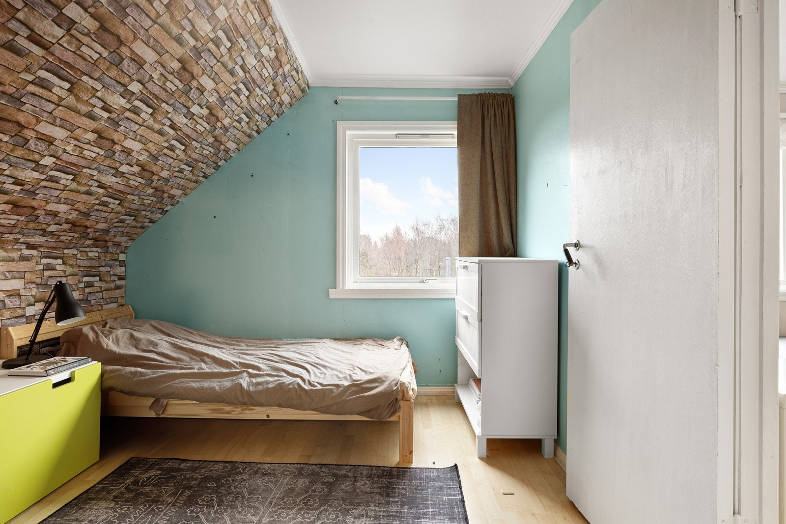 Soverom en måler ca. 12 kvm og er av god størrelse. Dette kan enkelt innredes som kontor dersom ønskelig. Galleribilde