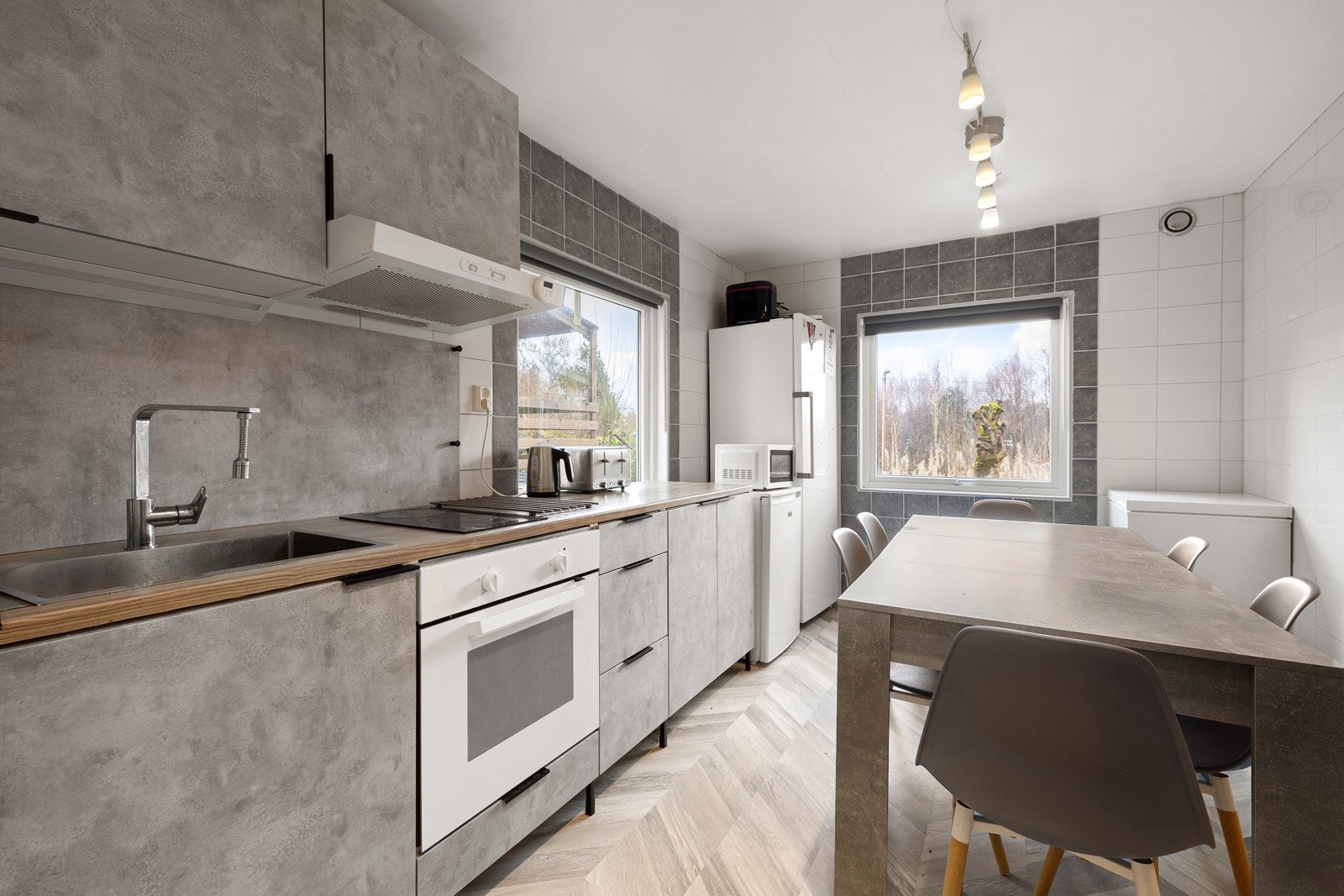 Av integrerte hvitevarer kan kjøkkenet skilte med stekeovn, platetopp, ventilator og oppvaskmaskin. Alt medfølger handelen. Galleribilde