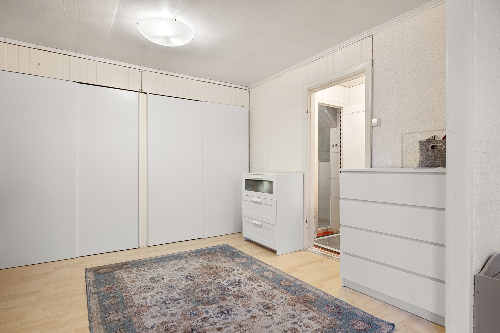 Rommets areal og funksjonelle utforming gjør det enkelt å innrede i ulike soner, med blant annet spise - og sittegruppe. Galleribilde