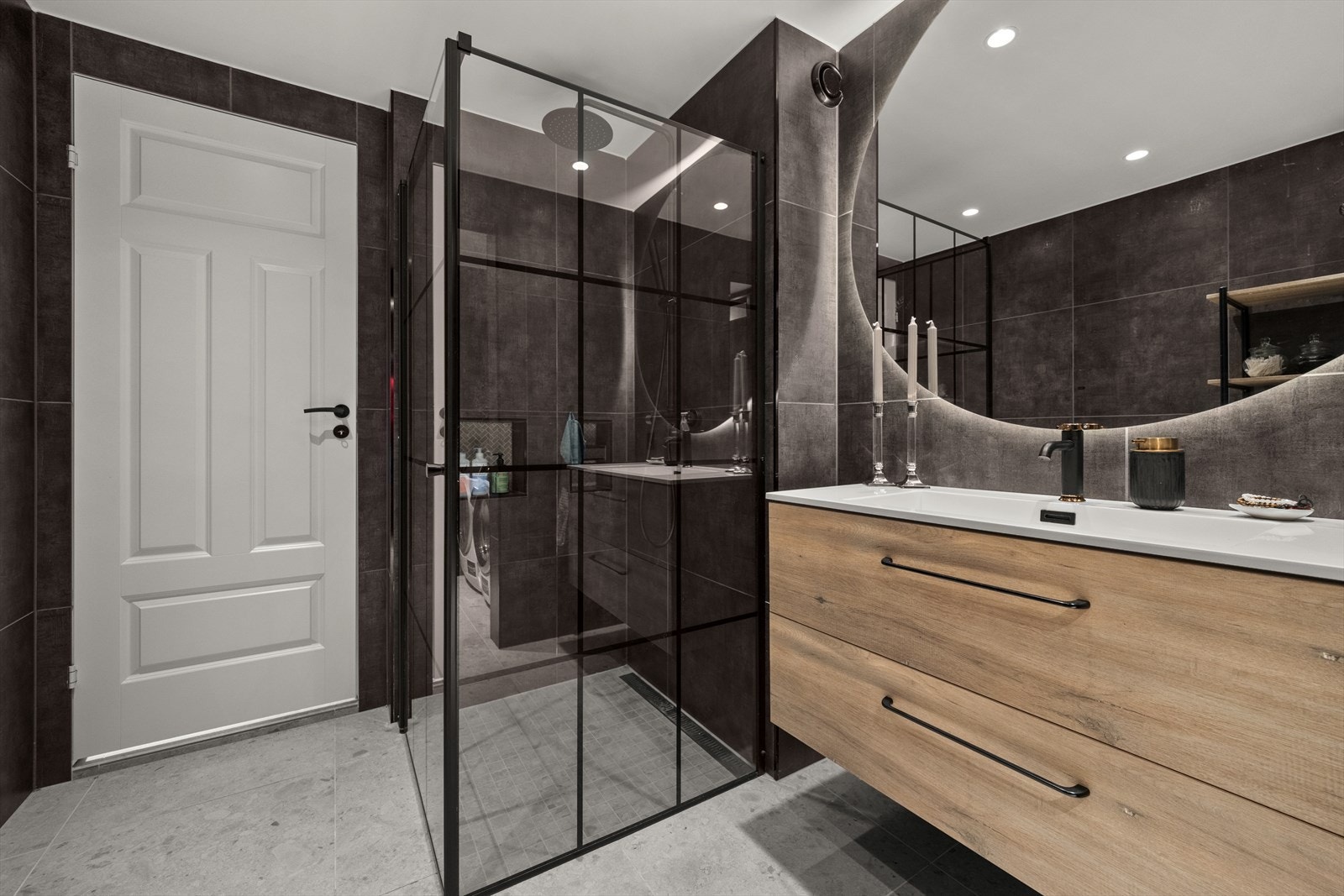 Både badet og toalettrommet ble oppgradert i 2022/2023 og har et stilrent uttrykk med flislagte vegger og gulv samt downlights i taket. Galleribilde