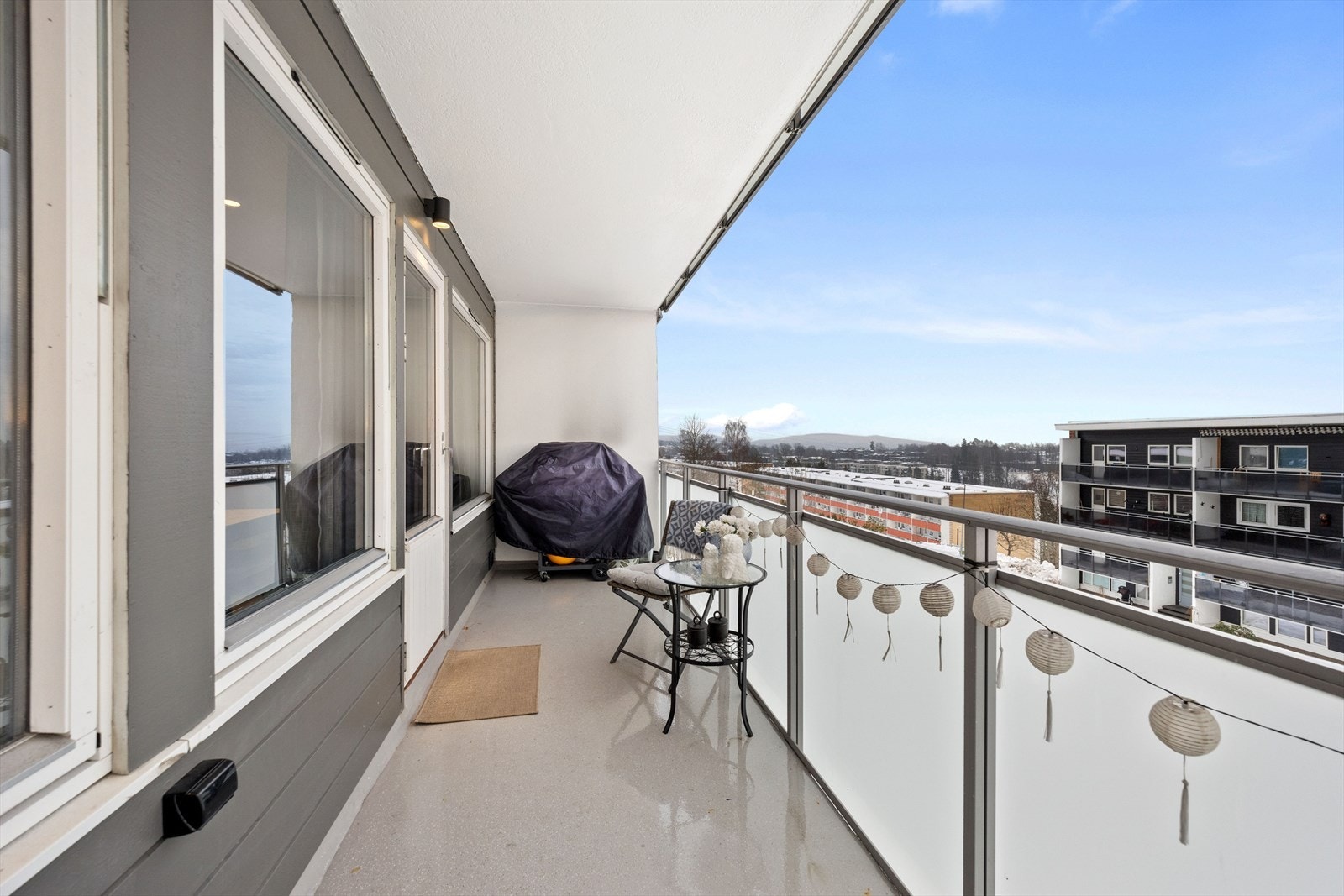 Den østvendte balkongen, på ca. 7 kvm, har utgang fra det ene soverommet. Galleribilde