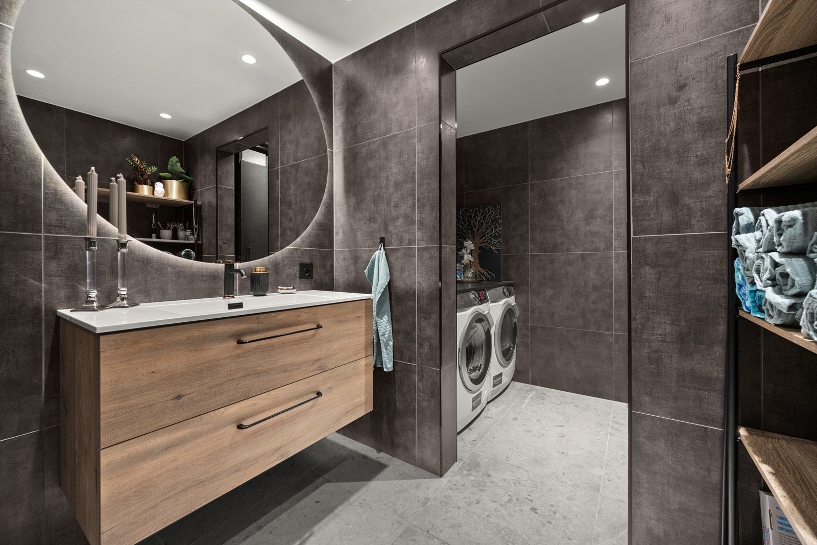 Badet er innredet på en praktisk måte med plass til både vaskemaskin og tørketrommel i egen nisje. Galleribilde