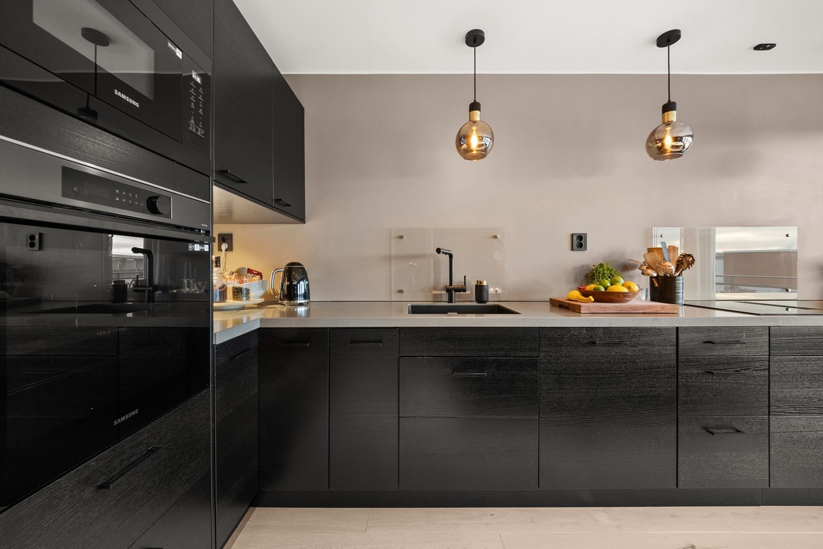 Kjøkkenet er fra 2022/2023 og har en smart utforming som utnytter plassen optimalt. Galleribilde