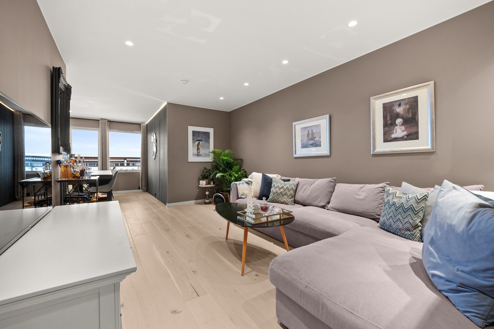 Stuen er lys og luftig, med et moderne fargevalg som skaper en fin kontrast til den flotte enstavs parketten. Galleribilde