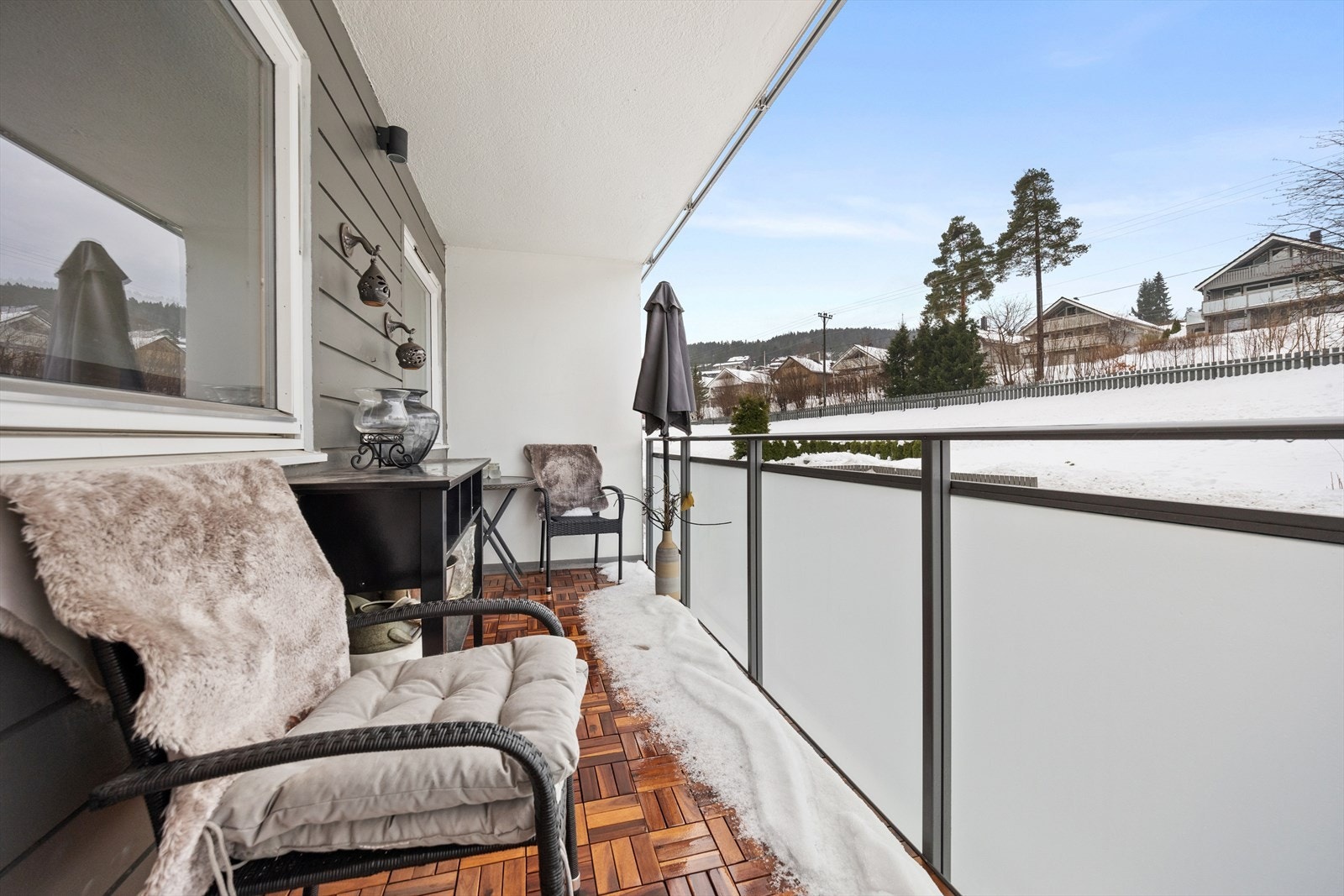 Fra kjøkkenet er det utgang til den vestvendte balkongen på 11 kvm. Galleribilde