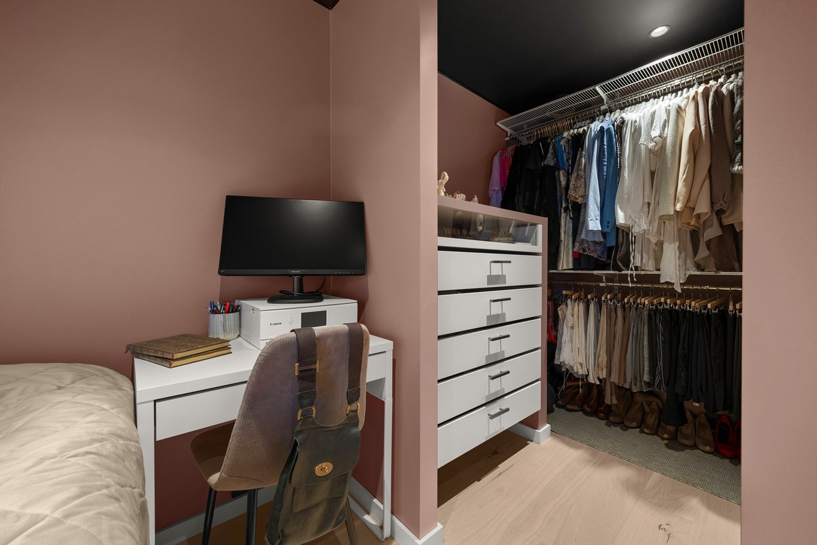 Soverommet ved siden av spisestuen har fått innlemmet den opprinnelige boden, som nå fungerer som en praktisk walk-in-garderobe. Galleribilde