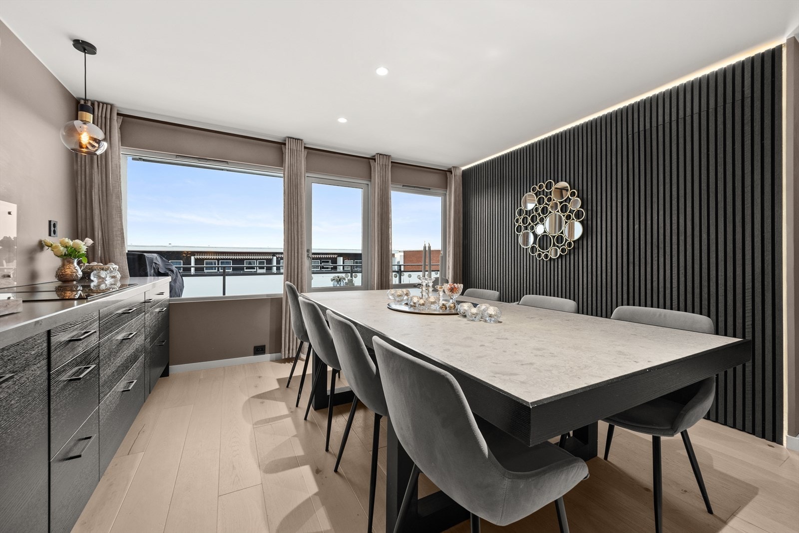 Med god plass til et stort spisebord ligger alt til rette for hyggelige middager med familie og venner. Galleribilde