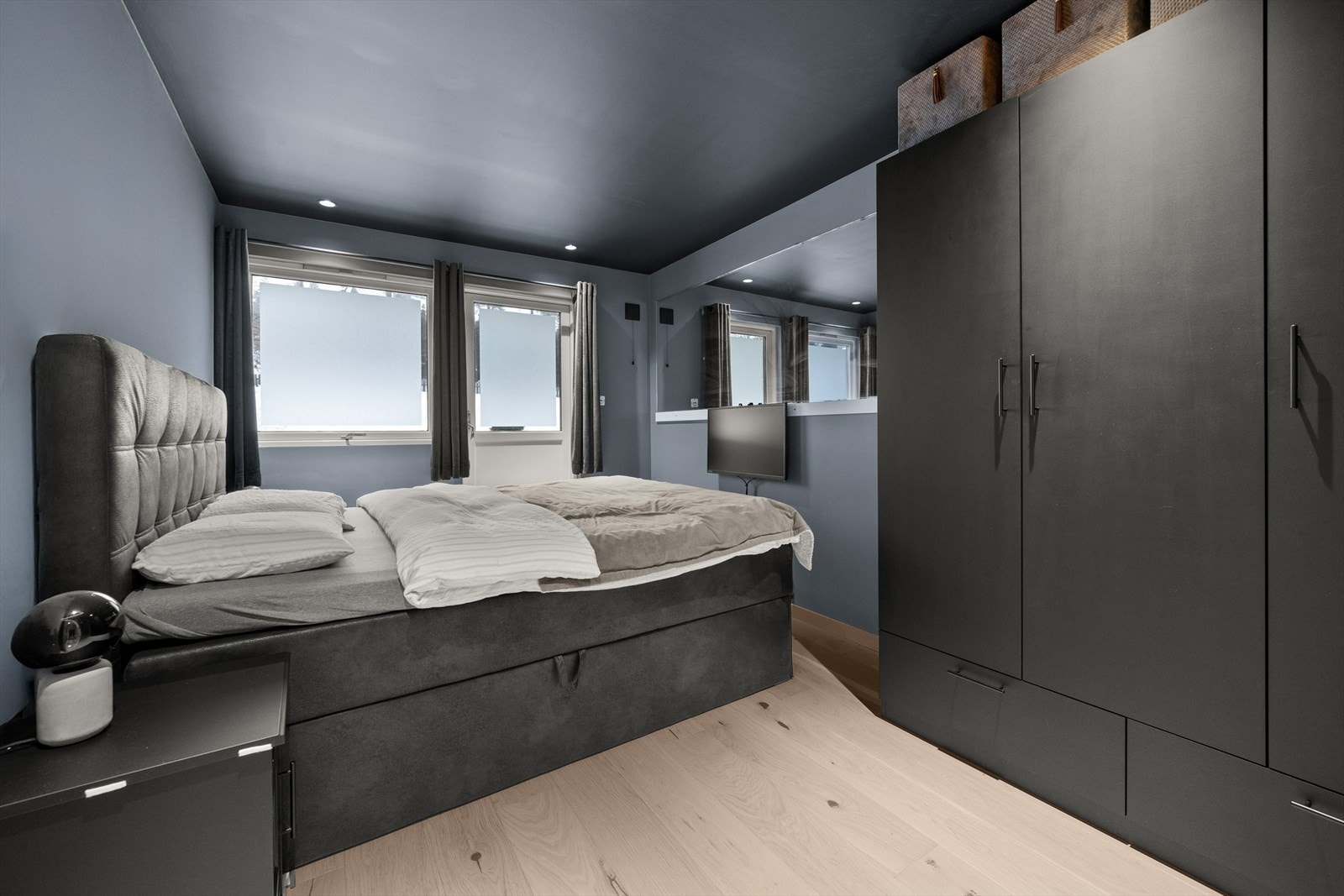 Hovedsoverommet er romslig og har direkte adkomst til den østvendte balkongen. Galleribilde