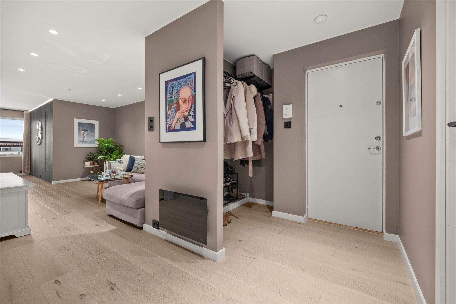 Lys og innbydende entré med en praktisk nisjeløsning for klesoppheng. Galleribilde