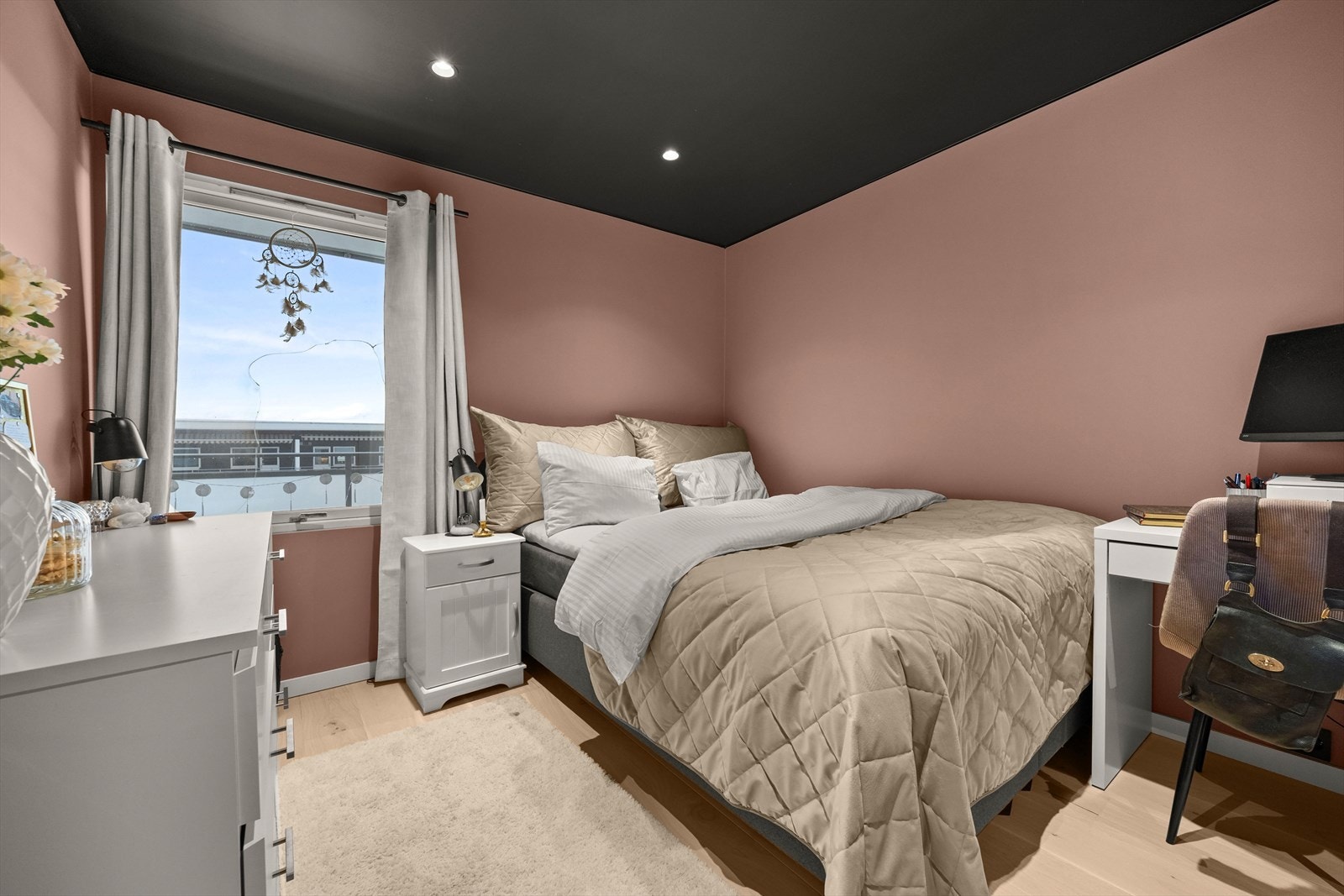 Soverommene egner seg ypperlig som barnerom, gjesterom eller hjemmekontor. Galleribilde