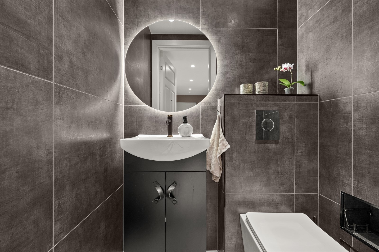 Toalettrommet, som ligger vegg i vegg med badet, holder samme høye standard. Galleribilde