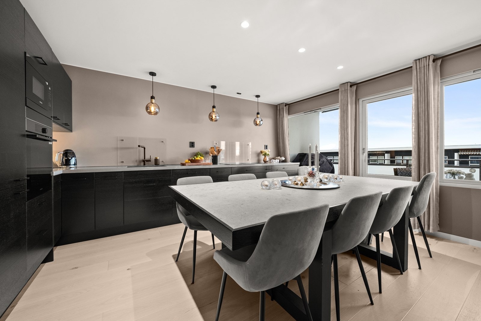 Den åpne løsningen mot spisestuen og delvis åpne forbindelsen til stuen gir en luftig og sosial atmosfære. Galleribilde