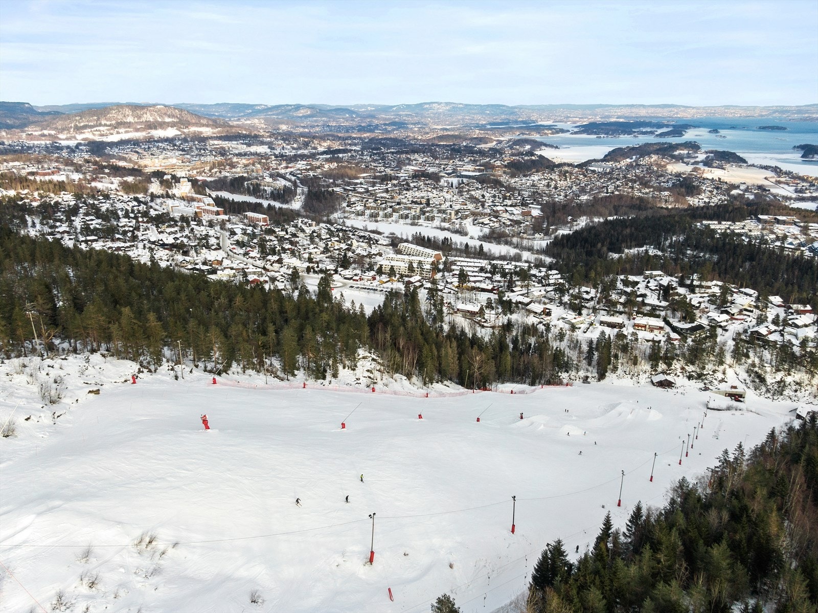 På vintertid blir det preppet skiløype for langrenns entusiaster samt den lokale slalåmbakken til Vardåsen skisenter åpner. Galleribilde