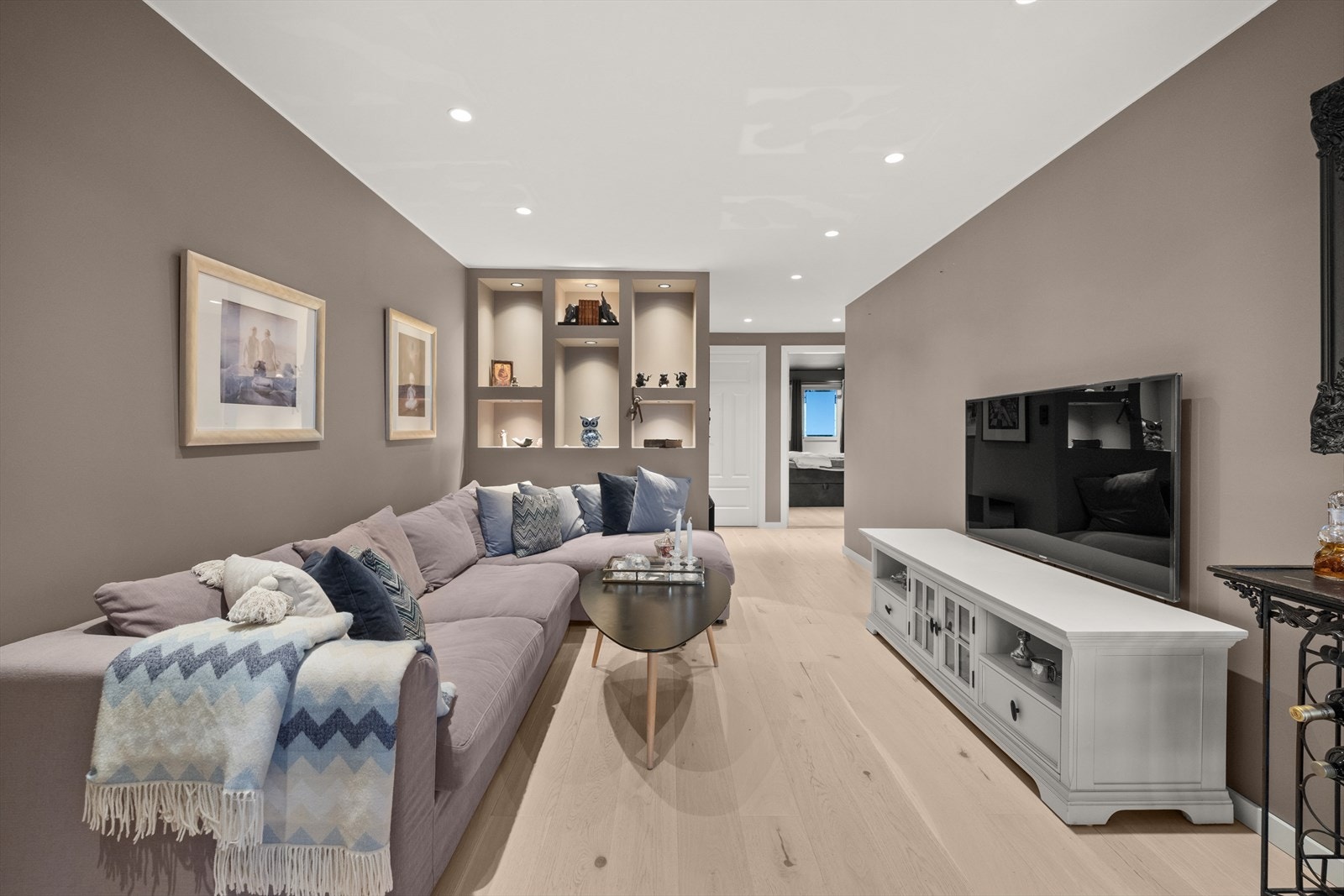 Her er det godt med plass til en romslig sofagruppe, sofabord og mediamøblement. Galleribilde