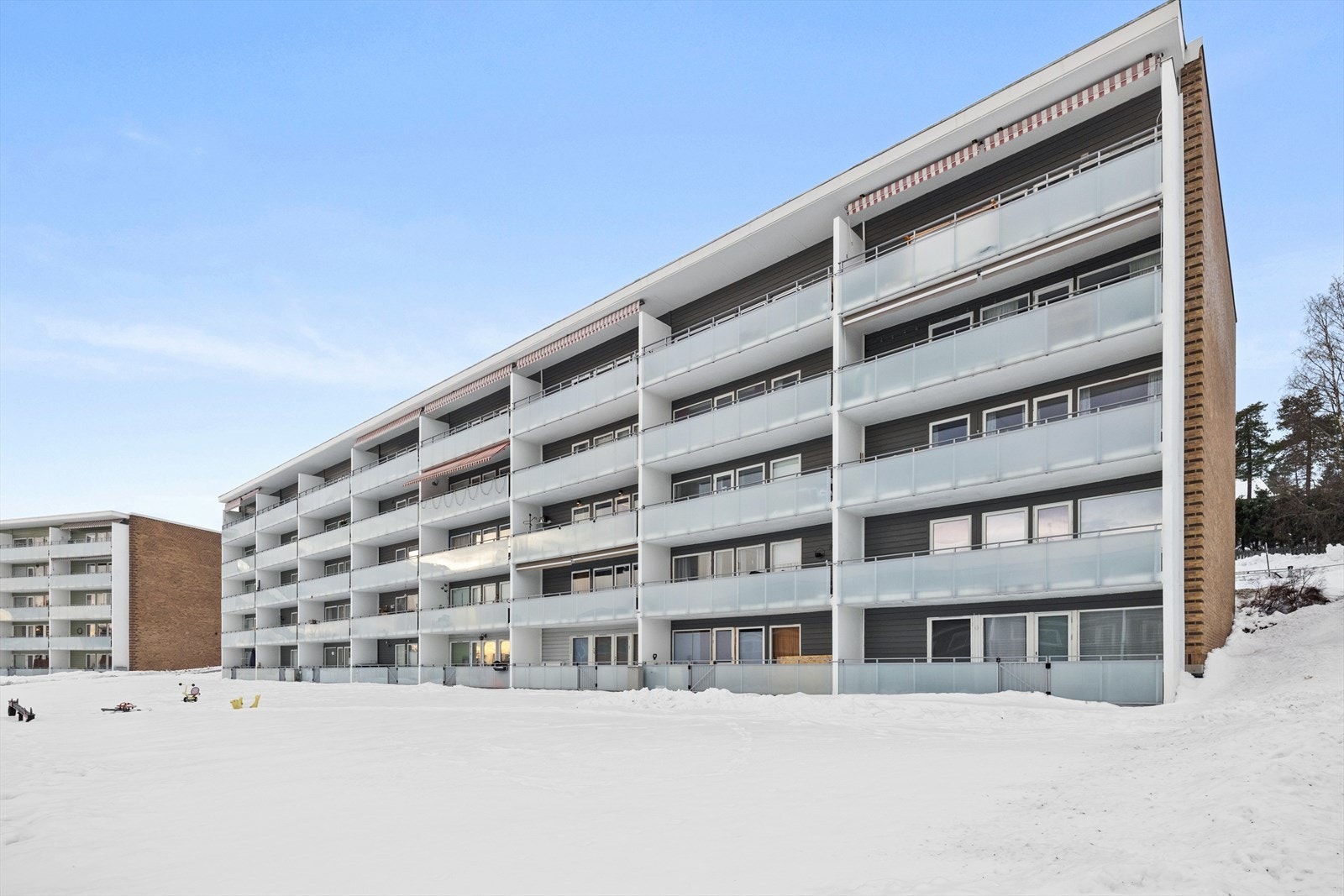 De velstelte fellesarealene byr på grøntområder, lekeplass, internveier og hyggelige møteplasser. Galleribilde