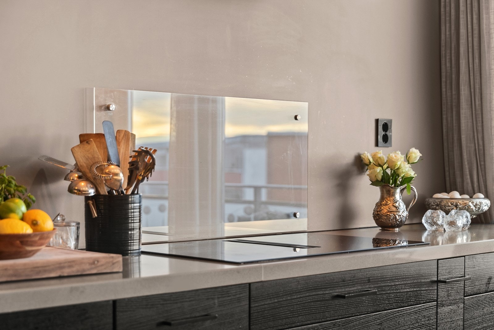 De mørke, slette frontene skaper en stilren kontrast til benkeplaten i komposittstein (nerostein). Galleribilde