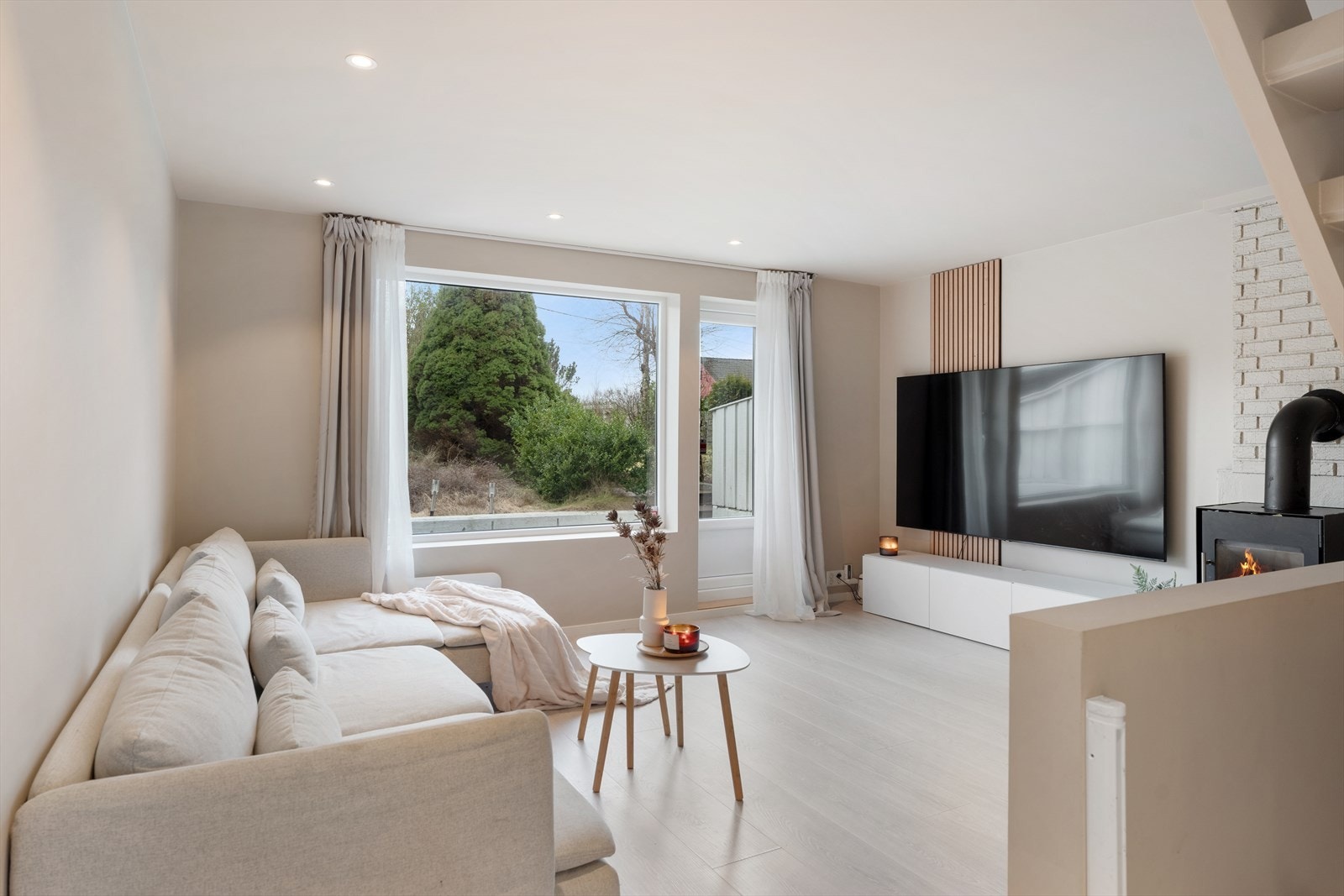 Innvendig er alle rom i boligen pusset opp i 2023/2024 og holder en gjennomgående god standard Galleribilde