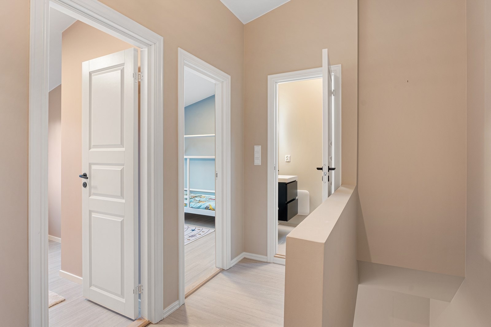 I boligens 3. etasje finner man gang, tre soverom og bad Galleribilde