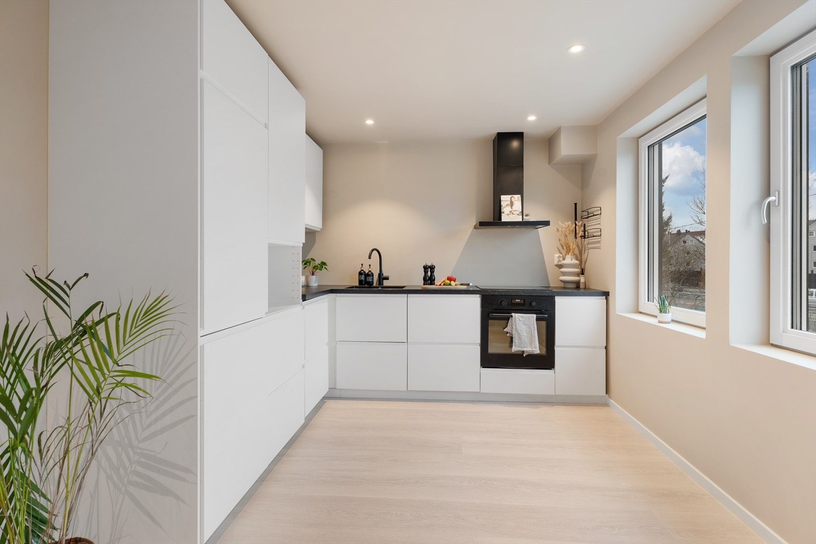 Lekkert IKEA-kjøkken med masse skap- og benkeplass Galleribilde