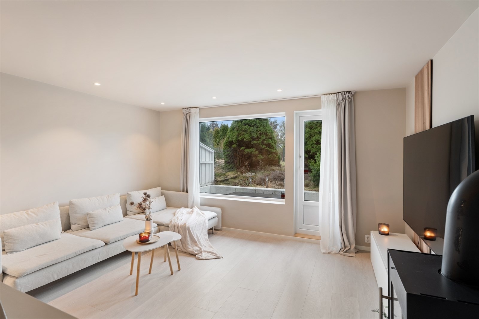 Romslig og meget flott stue med laminatgulv og malte gipsvegger/tak Galleribilde