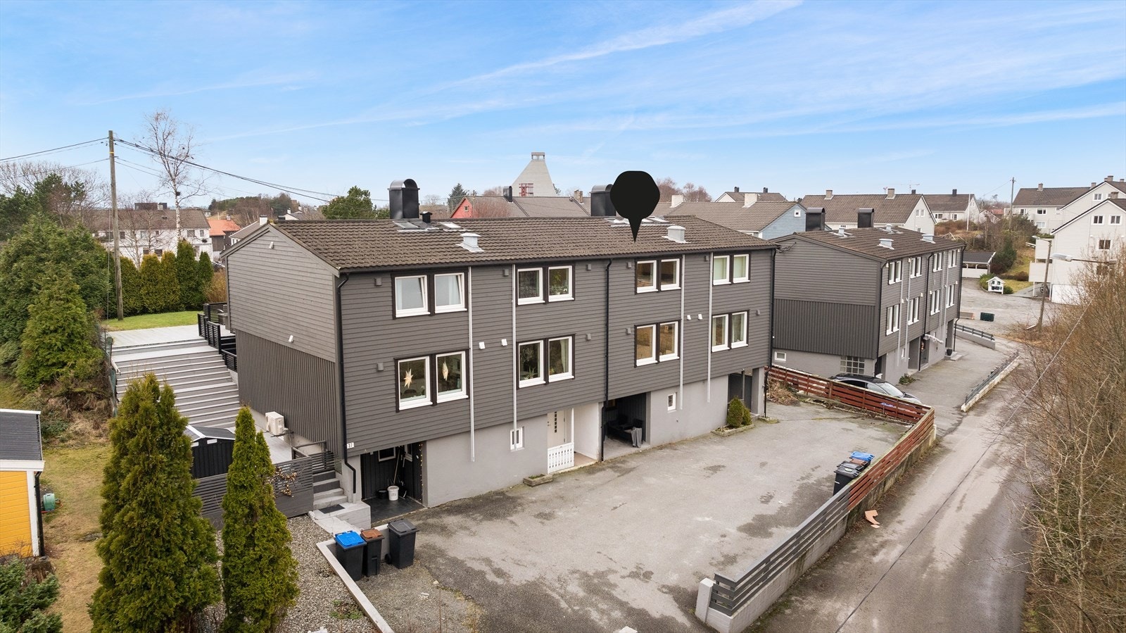 Borettslaget har felles parkering på asfaltert gårdsplass (selger opplyser at de har parkering i enden til høyre mot nordøst, men at de bruker å parkere rett ved inngangsparti hvor det montert ny elbillader i 2023) Galleribilde