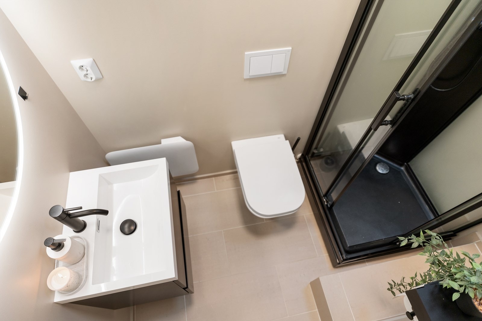 Flott bad som ble pusset opp i 2023 med ny membran, ny sluk, nye fliser på gulv, ny våtromstapet på vegger som så ble sparklet og malt, bygg vegghengt toalett, ny baderomsseksjon og nytt dusjkabinett Galleribilde