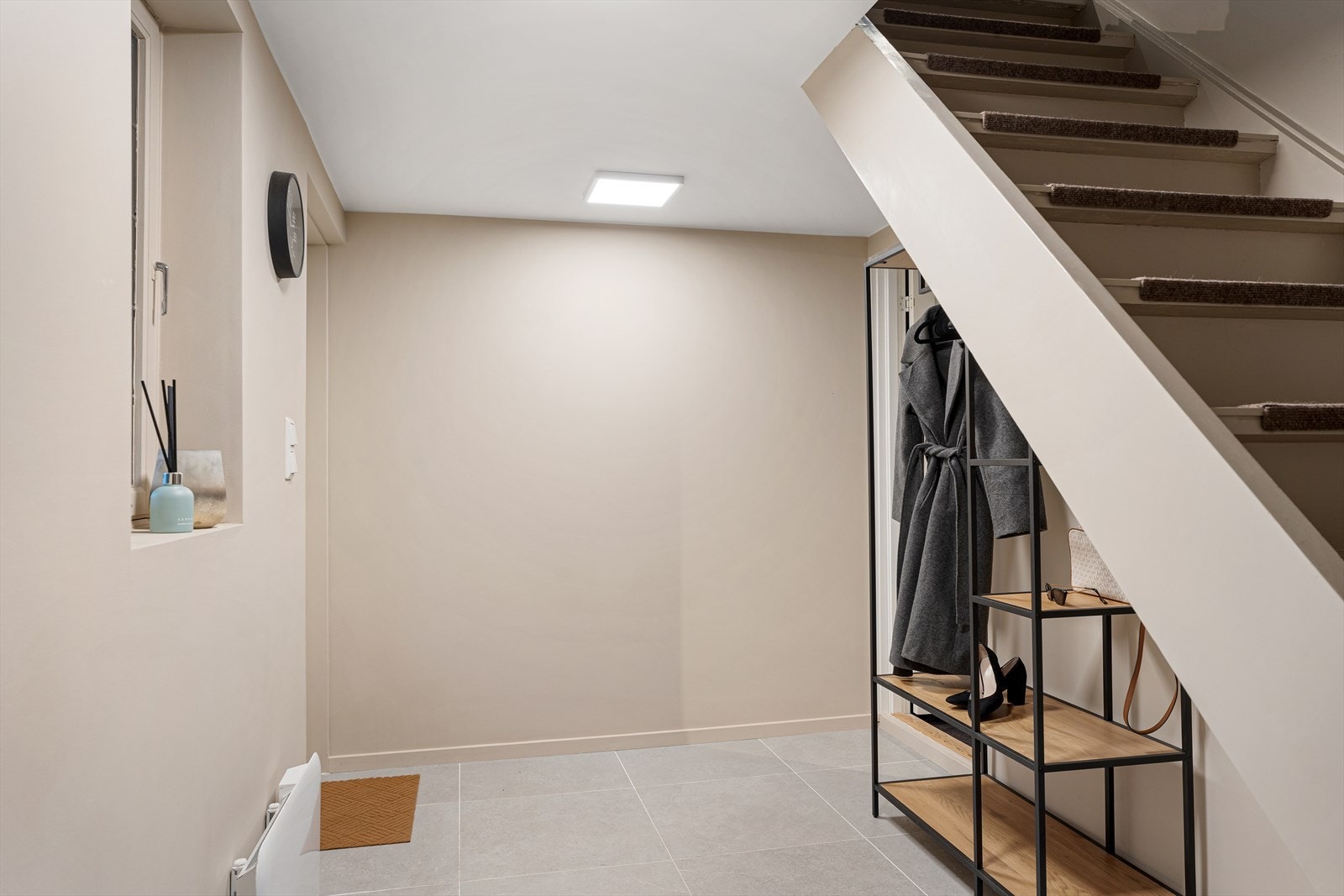 Stor og flott entré i 1. etasje med fliser på gulv Galleribilde