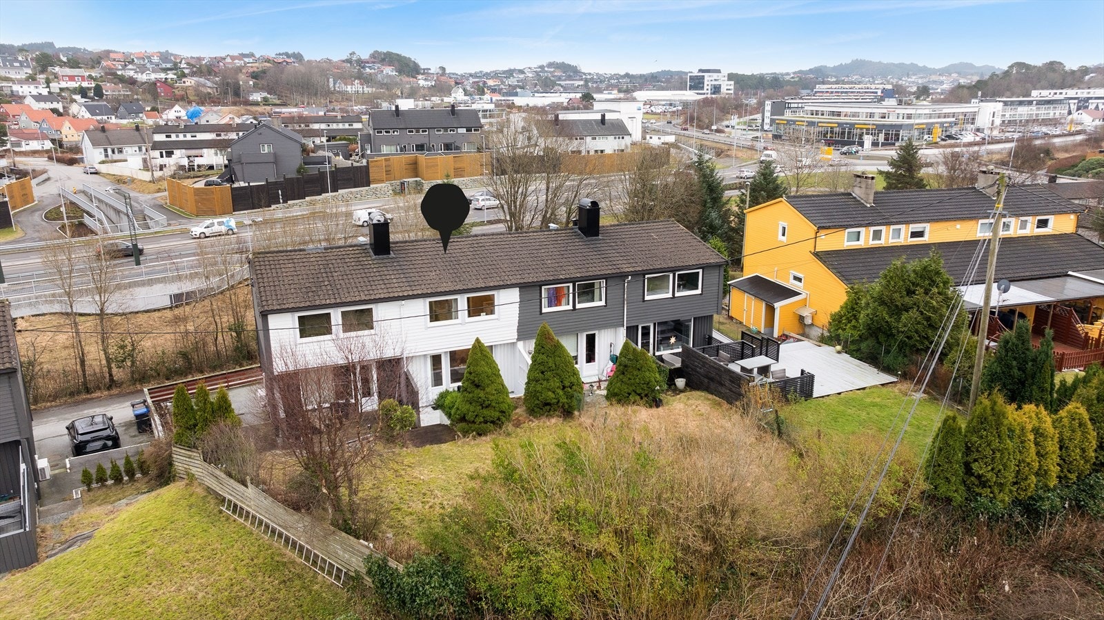 Boligen har kledning fra 2022 og nye vinduer i perioden 2010-2023 (med unntak av vinduet i gangen) Galleribilde