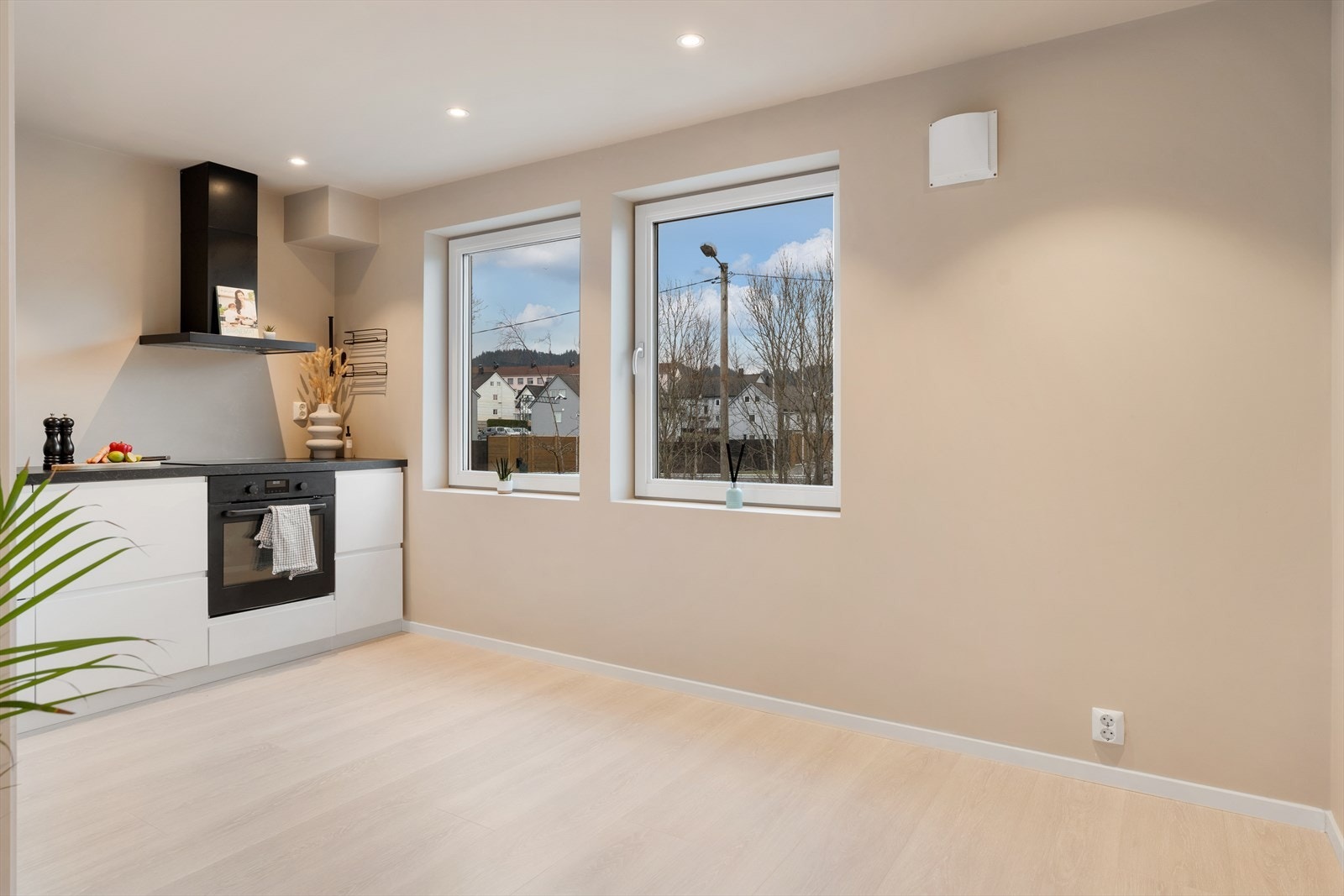 Alle hvitevarene er integrert for et stilrent uttrykk (stekeovn, platetopp, oppvaskmaskin og kjøleskap med frys) Galleribilde