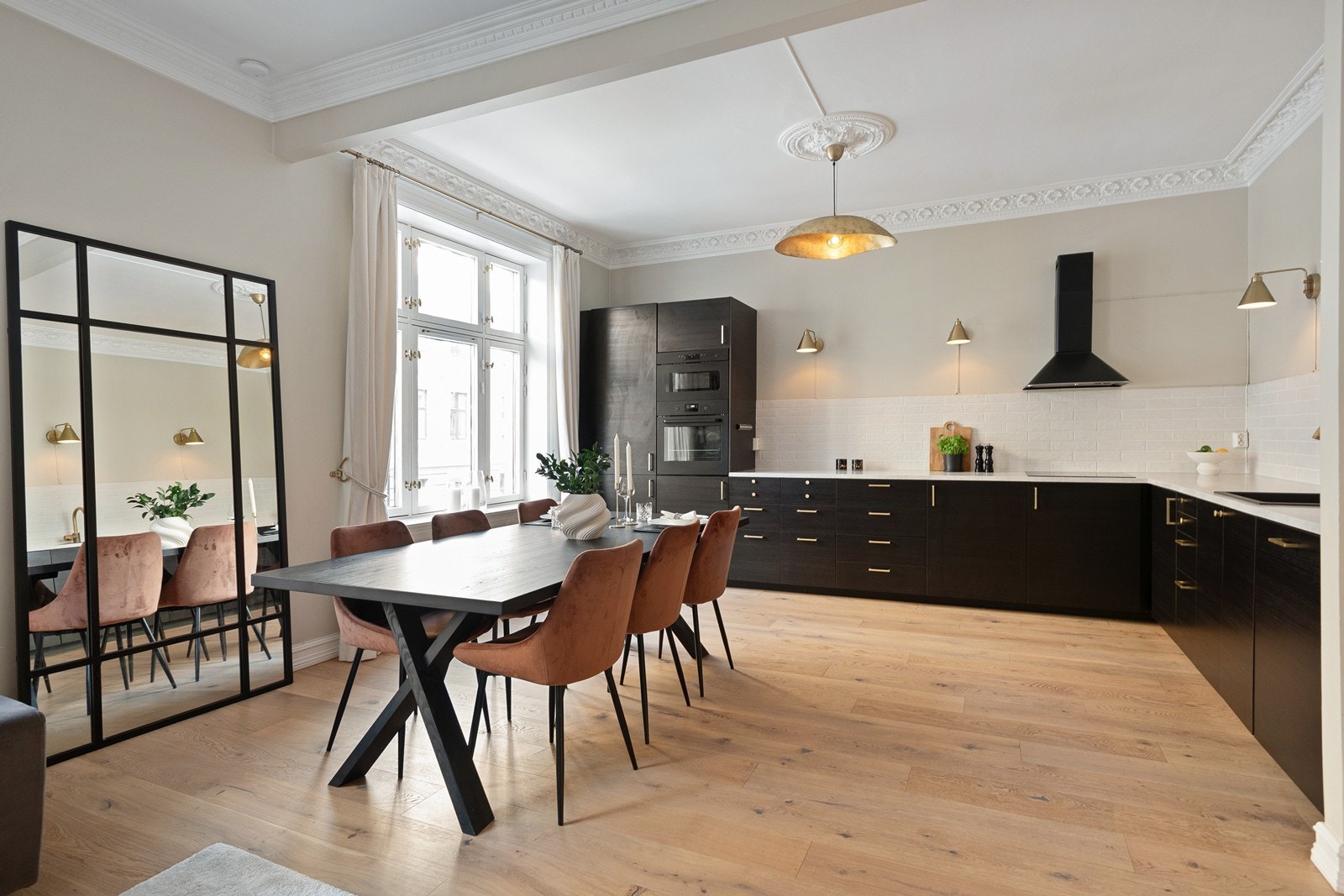 Lekkert og moderne spisekjøkken med rikelig benke- og oppbevaringsplass Galleribilde
