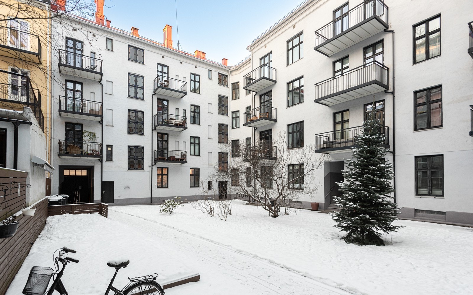 Enkel adkomst til hyggelig og tilbaketrukket bakgård m/gressplen og felles grill Galleribilde
