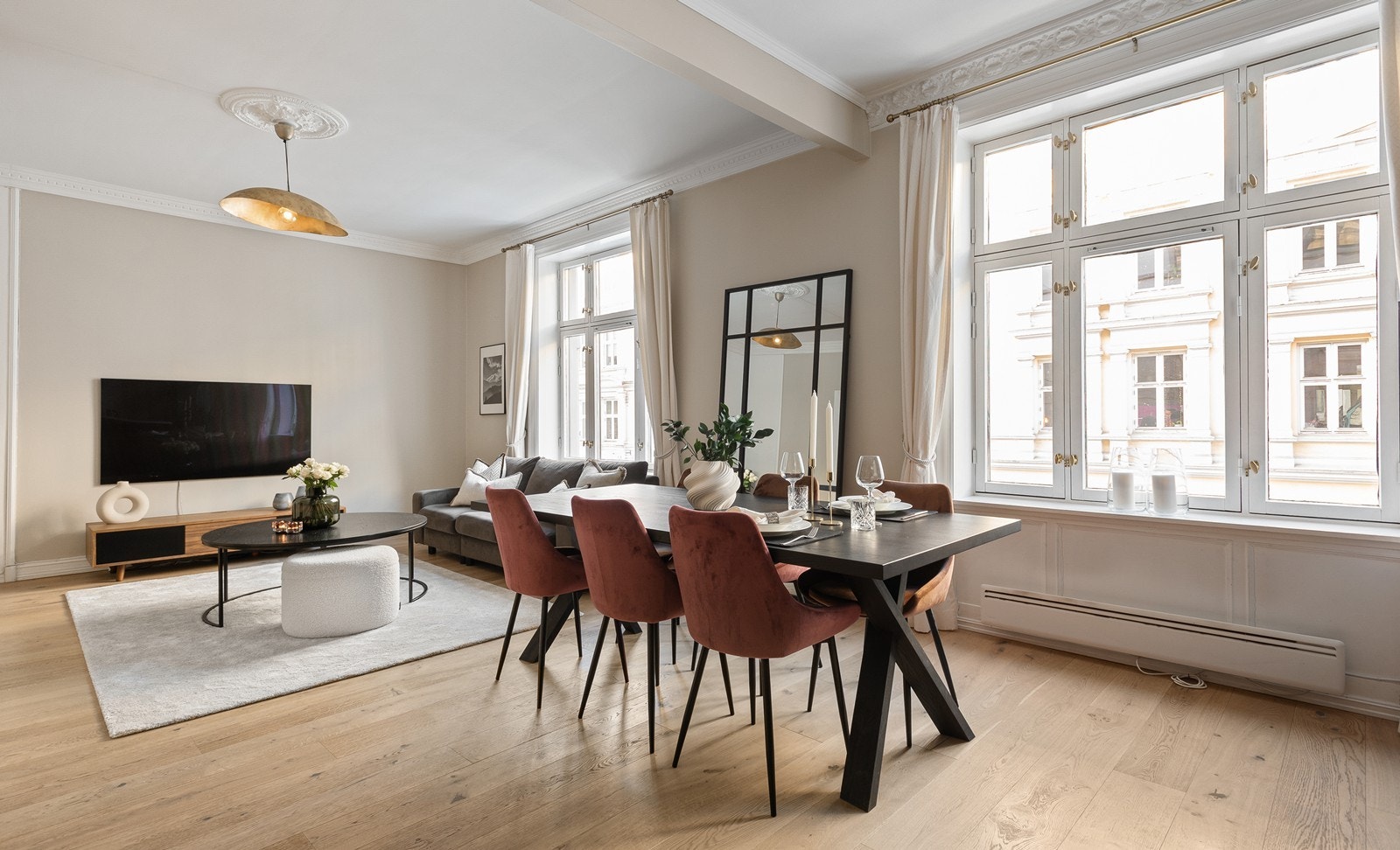 Vakre detaljer som stukkatur/rosett og peis kombineres m/moderne standard etter oppussing i 2019 Galleribilde