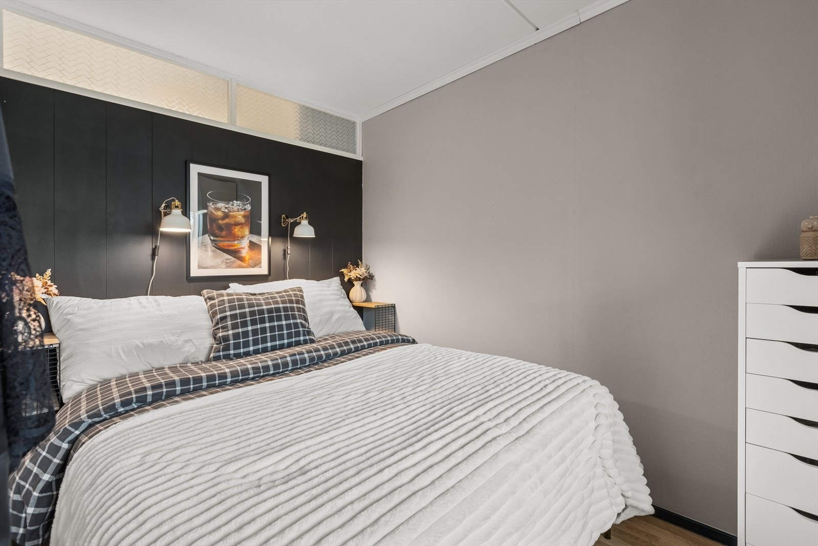 Her er det plass til dobbeltseng og øvrig soveromsmøblement. Galleribilde