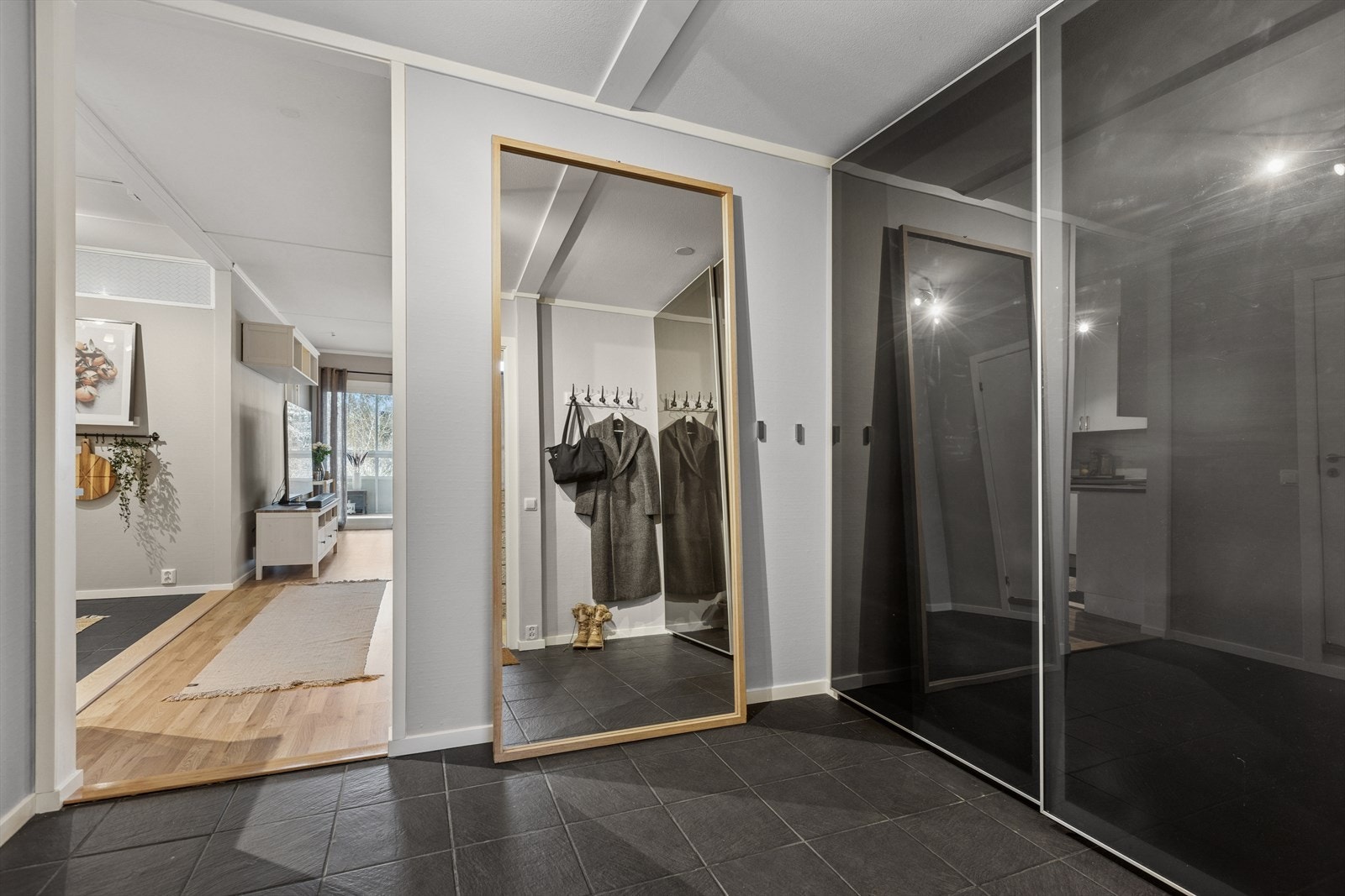 Fra entréen har du direkte adkomst til bad og stue. Galleribilde