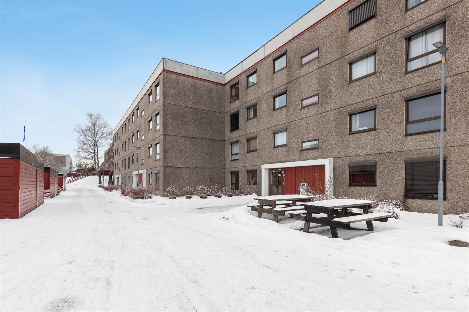 Leiligheten disponerer en utvendig bod, målt til ca. 0,9 kvm, samt et låsbart skap i kjeller på ca. 0,4 kvm. Galleribilde