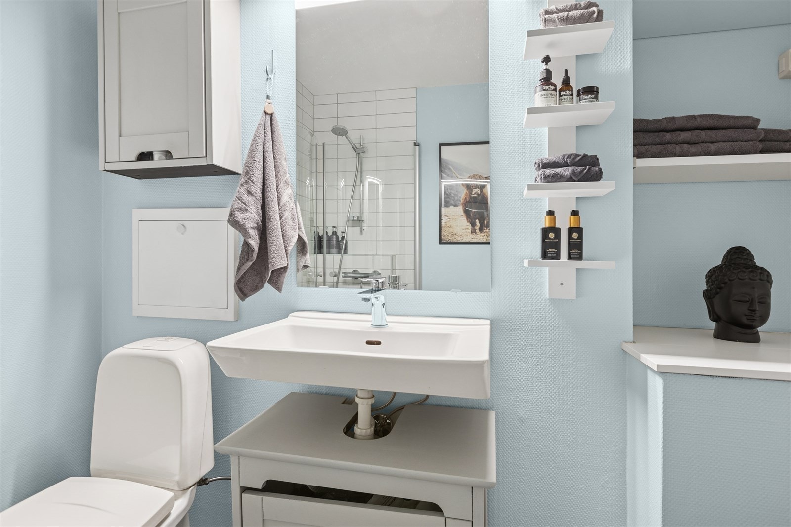 Det er innredet med servant, gulvstående toalett, dusjvegger/hjørne med to svingbare glassdører og opplegg for vaskemaskin. Galleribilde