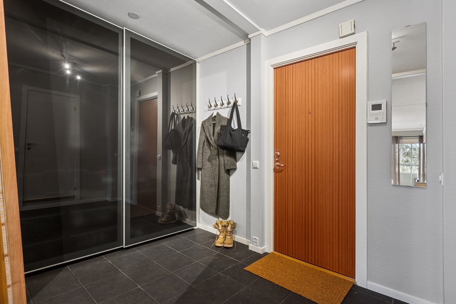 Entrè med garderobeløsning med praktisk innredning. Galleribilde